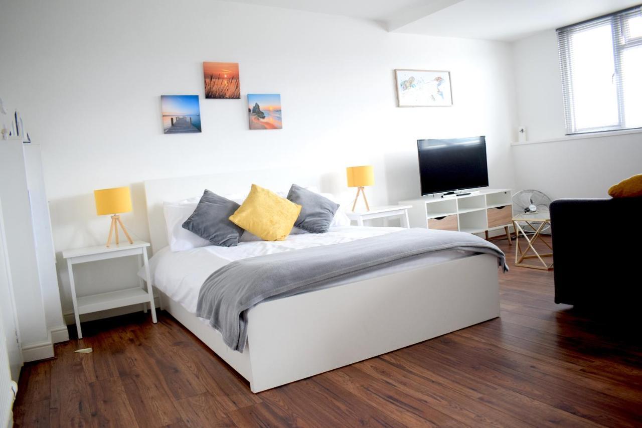 The Bay Beach Apartments 伯恩茅斯 外观 照片